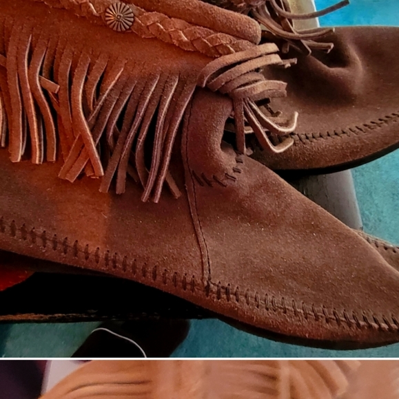 2 moccasins boots brown and grey and 2 matching fringe suede purses with pockets - Picture 2 of 4